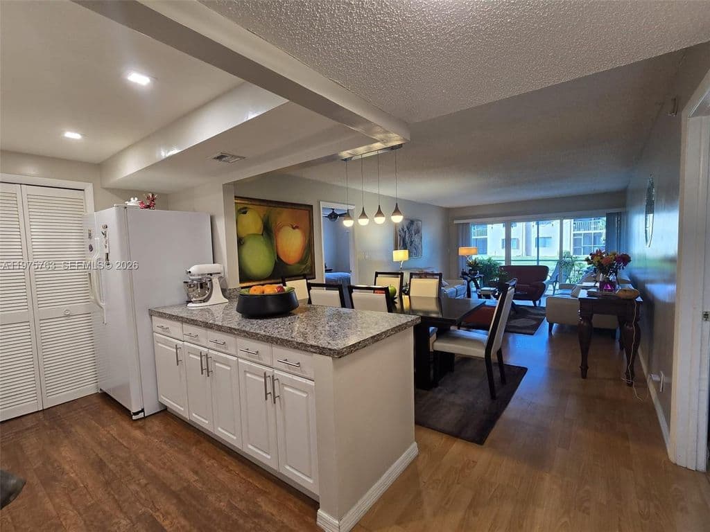 2+1 Condo — 140 Lakeview Dr APT 111