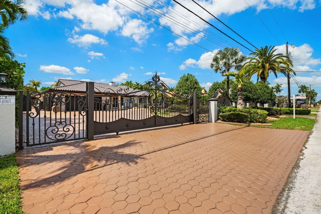 6+1 Müstakil ev — 2840 SW 128th Avenue
