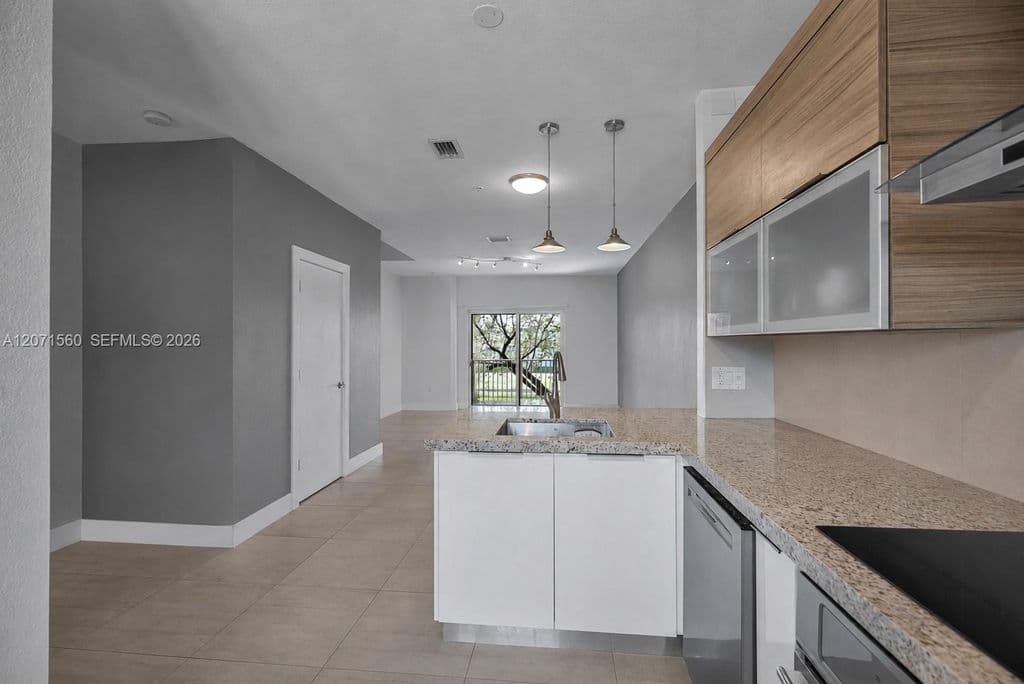 2+1 Mülk — 5670 NW 116th Ave APT 222