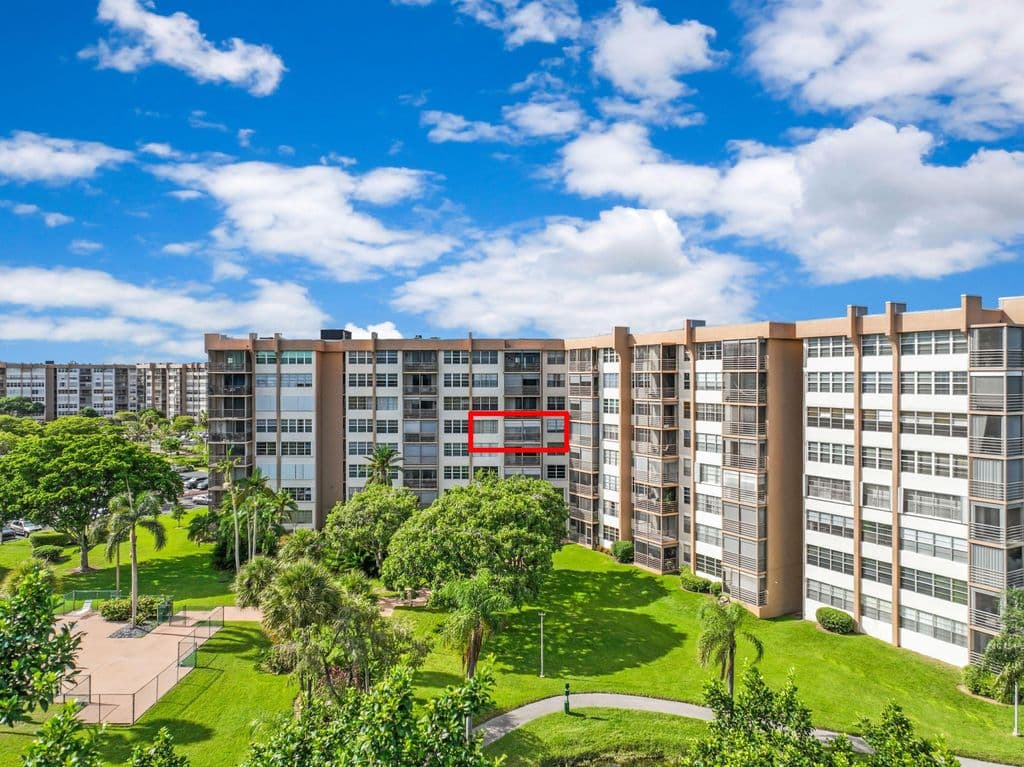 2+1 Condo — 1200 Saint Charles Place #509