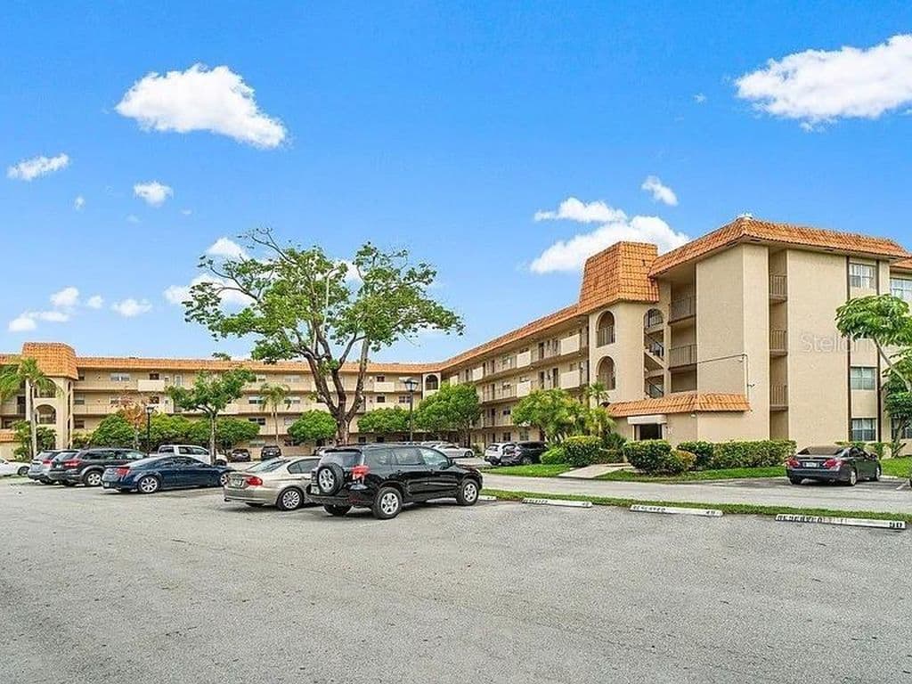 2+1 Condo — 5961 N FALLS CIRCLE DRIVE #411