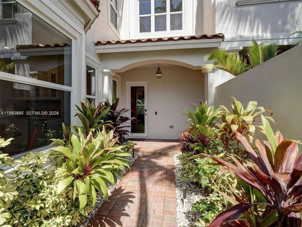 3-bedroom Property — 963 Harbor Vw S