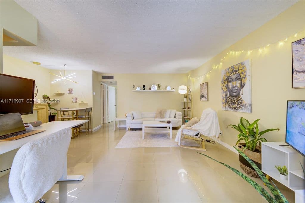 1+1 Condo — 1040 SE 4th Ave APT 128