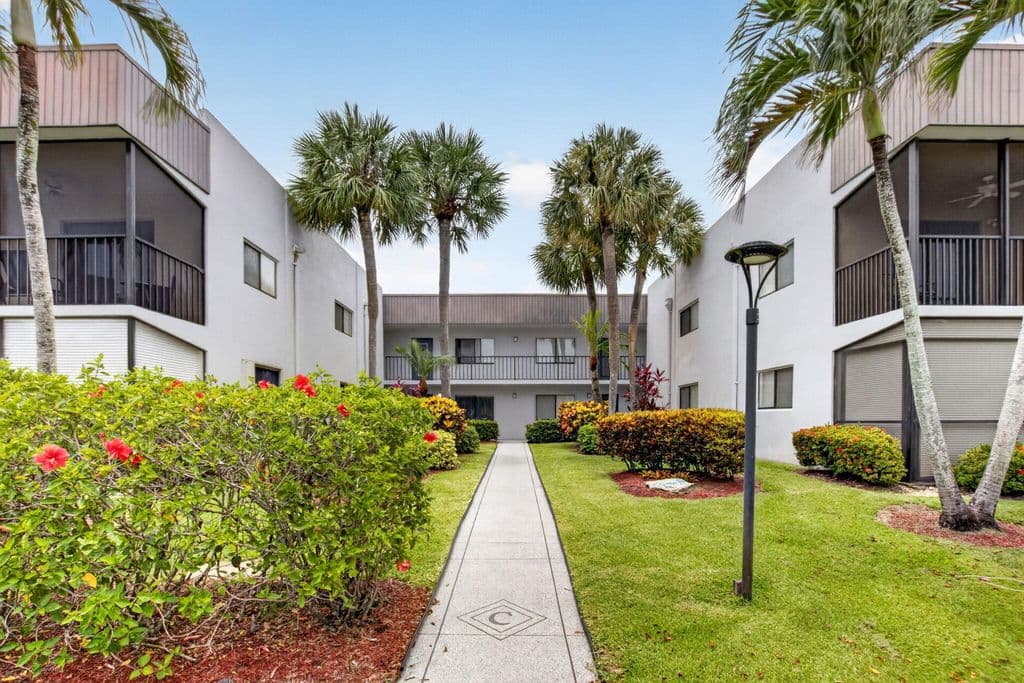 2+1 Condo — 15054 Ashland Way #82