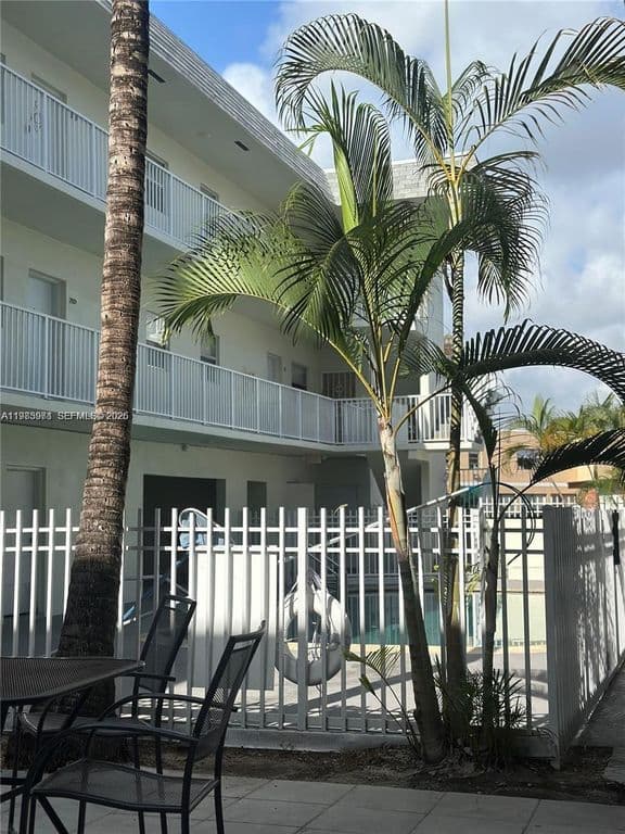 1-bedroom Condo — 12890 NE 8th Ave APT 101