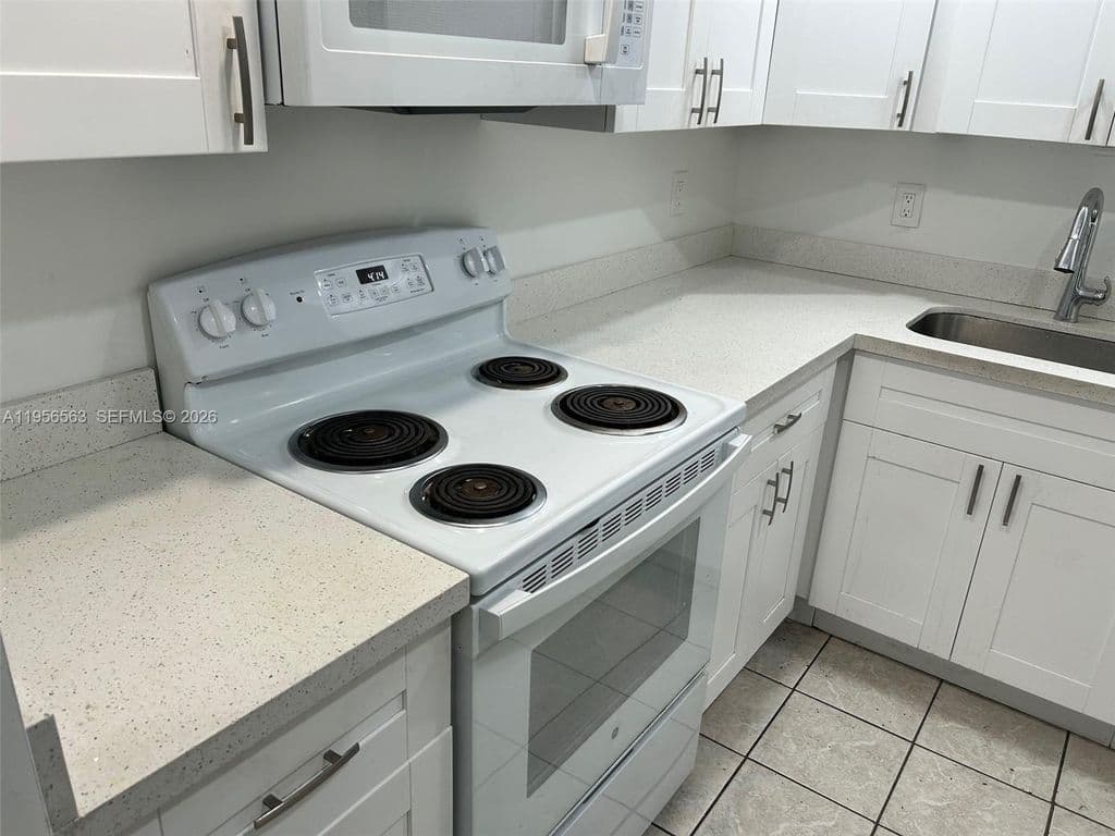2+1 Condo — 815 SW 30th St APT J
