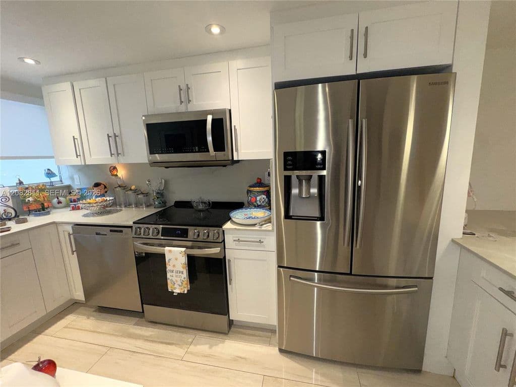 2-bedroom Property — 1910 SW 17th Ave APT 8