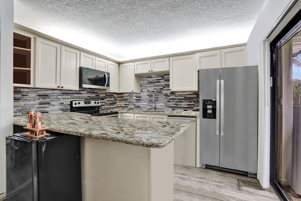 2+1 Mülk — 9993 NW 7th Street
