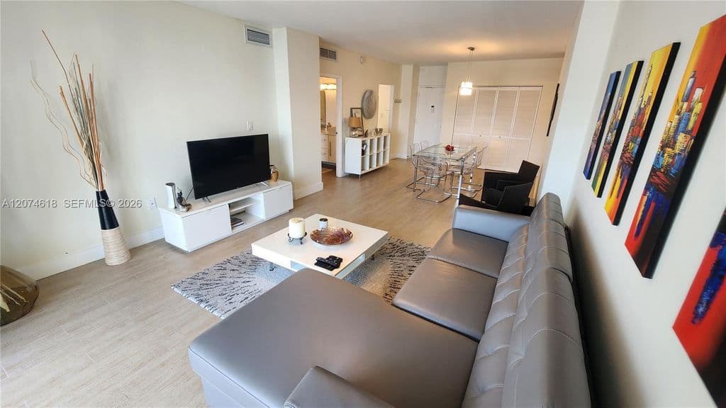 1+1 Condo — 500 Bayview Dr APT 1725
