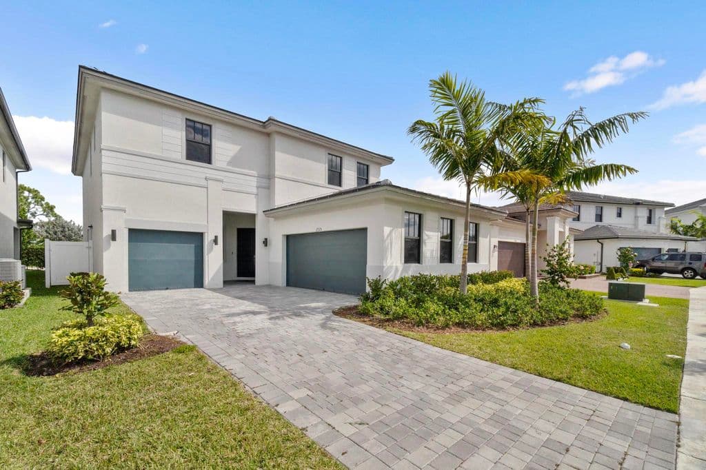 5-bedroom Single-Family Home — 17325 SW 41 Street