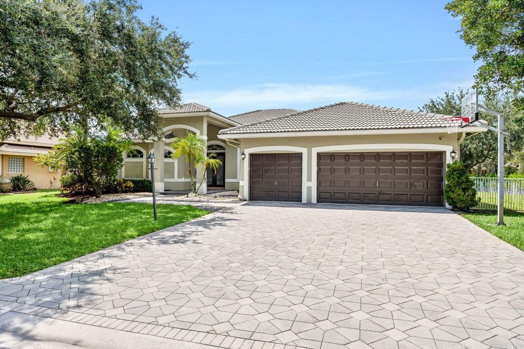 5+1 Müstakil ev — 10668 NW 69TH Street