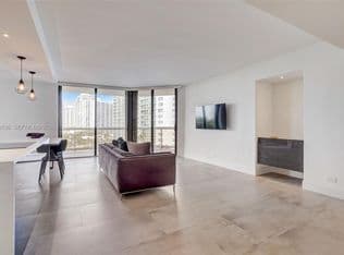 2+1 Condo — 20191 E Country Club Dr APT 802, Aventura, 33180