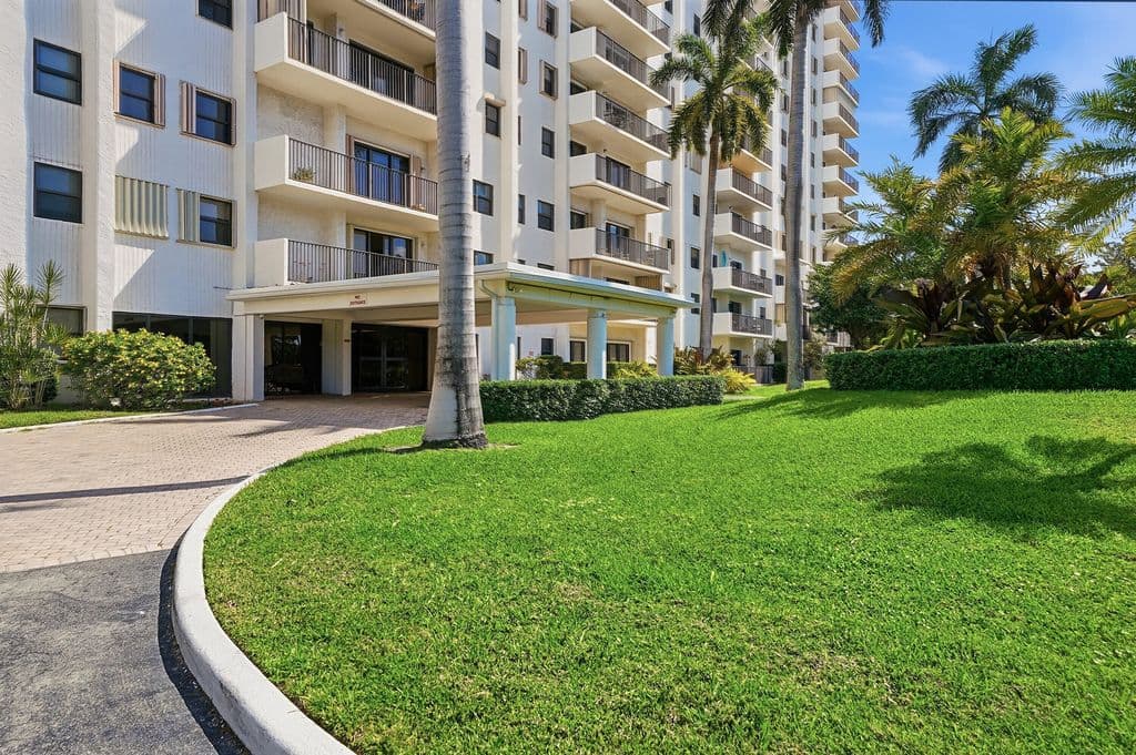 2+1 Condo — 1201 S Ocean Drive #506s
