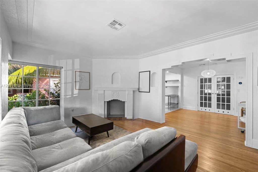 4+1 Müstakil ev — 555 NE 73rd St
