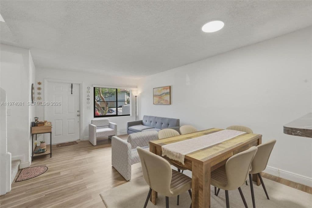 3-bedroom Property — 9853 Riverside Dr #8-24