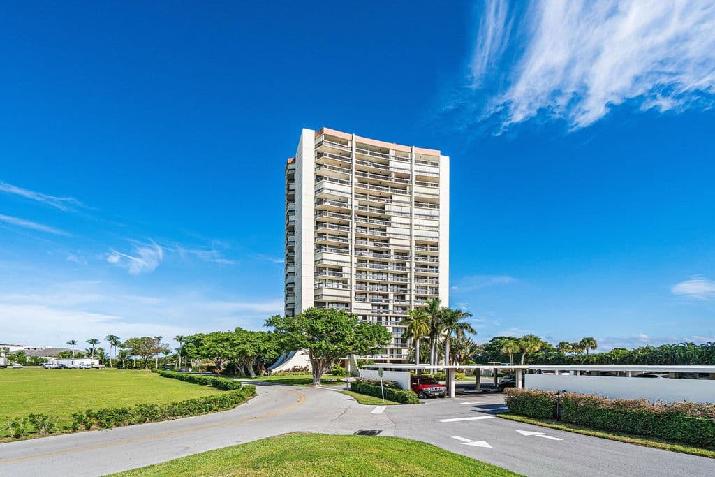 1+1 Condo — 2425 Presidential Way #Ph5