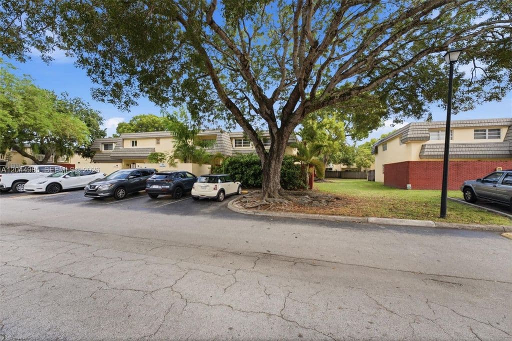 3+1 Mülk — 8489 SW 137th Ave #8489
