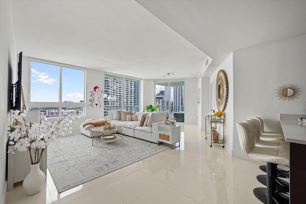 3-bedroom Condo — 1900 N Bayshore Drive #2312