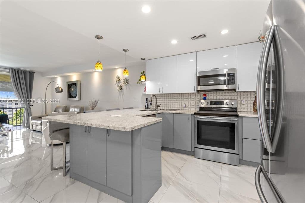 1+1 Condo — 2855 Leonard Dr APT H605