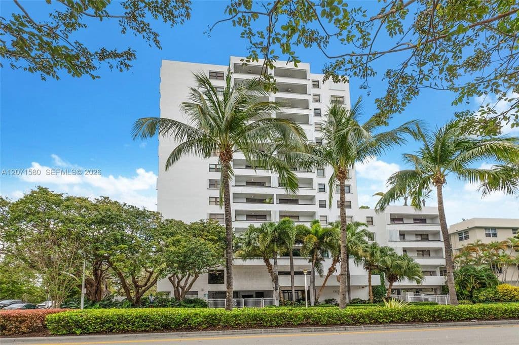 1-bedroom Condo — 1775 Washington Ave APT 5D