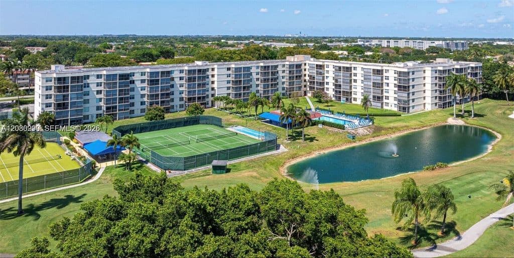 2-bedroom Condo — 800 S Hollybrook Dr APT 305