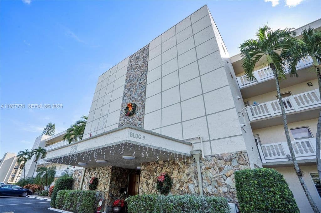 2+1 Condo — 324 SE 10th St APT 203