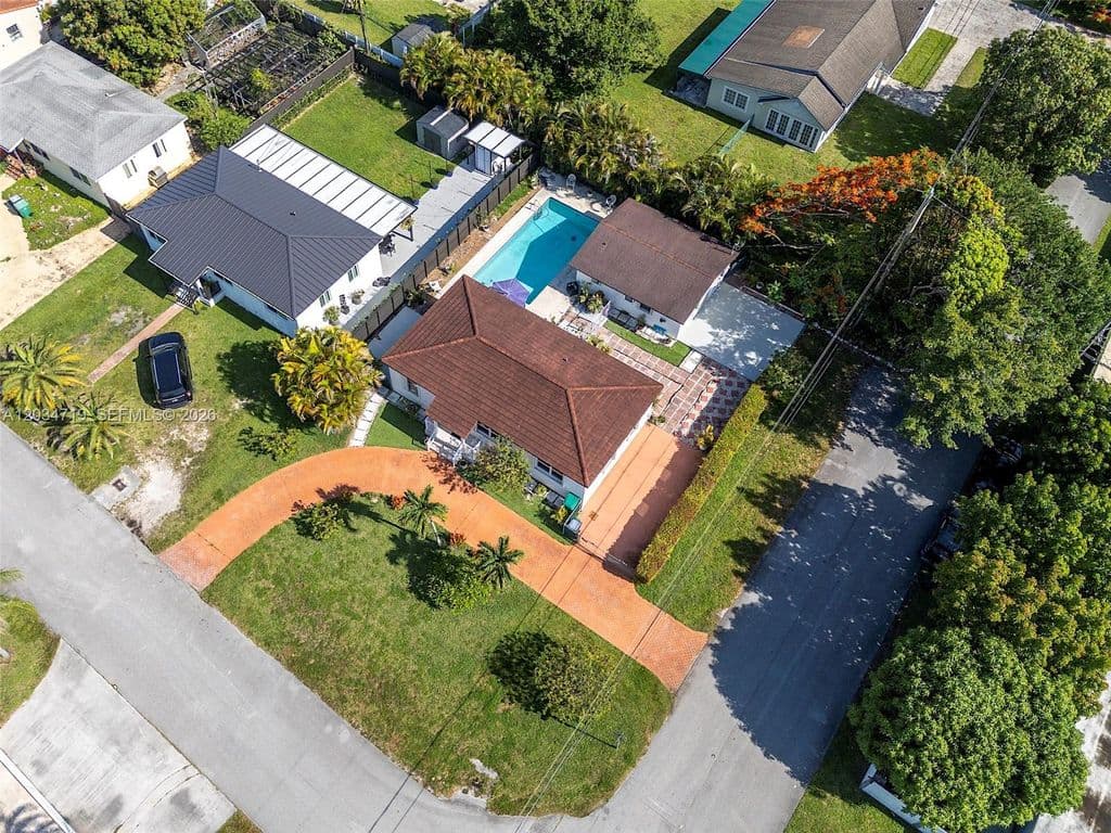 4+1 Müstakil ev — 6801 SW 27th St
