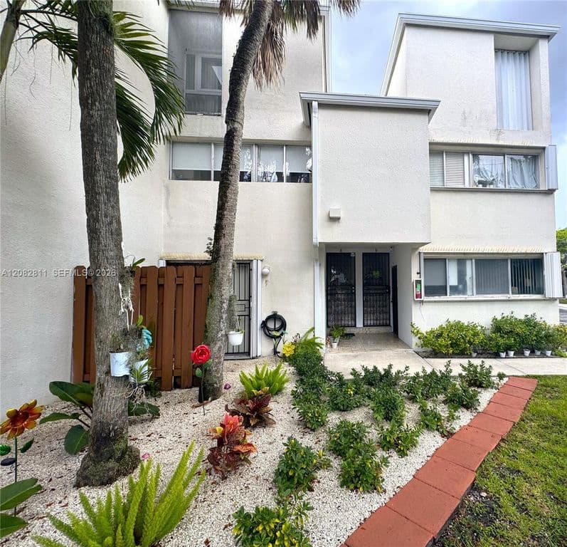 2-bedroom Property — 1910 SW 17th Ave APT 8