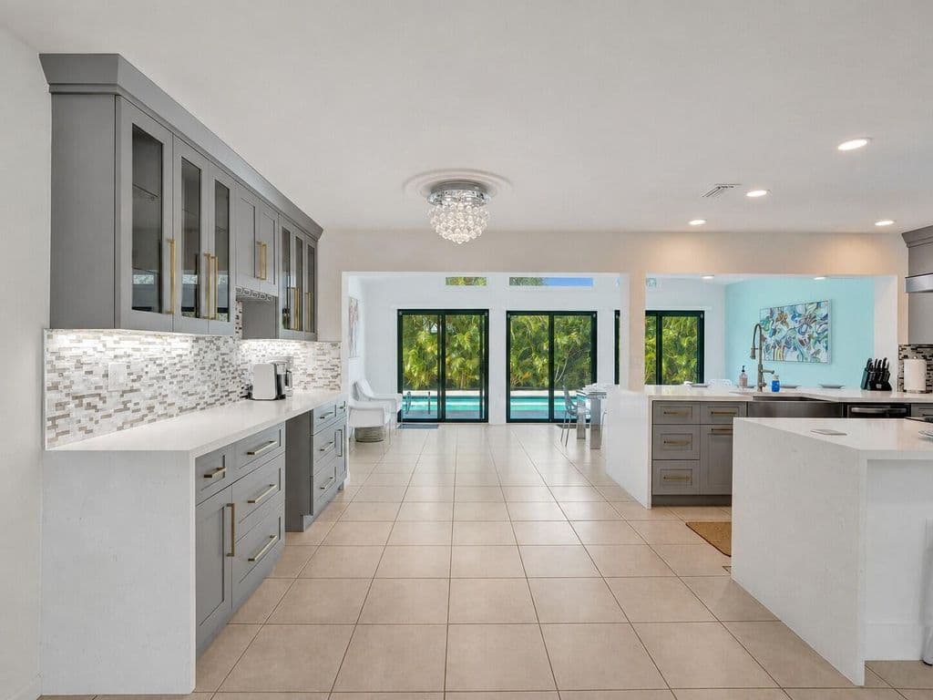 5-bedroom Single-Family Home — 5251 NE 26th Avenue