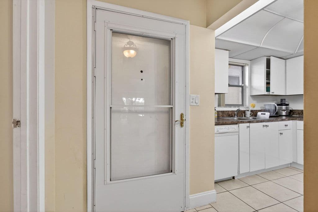 3-bedroom Condo — 5900 NW 44th Street #115