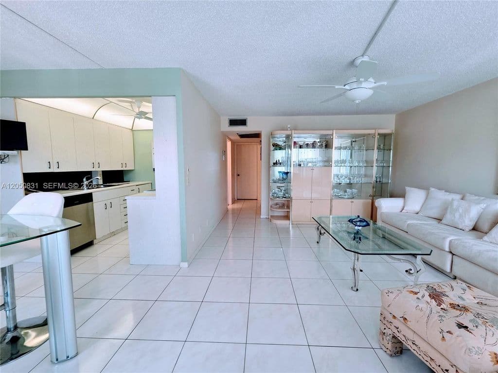 2+1 Condo — 3076 Exeter E #3076
