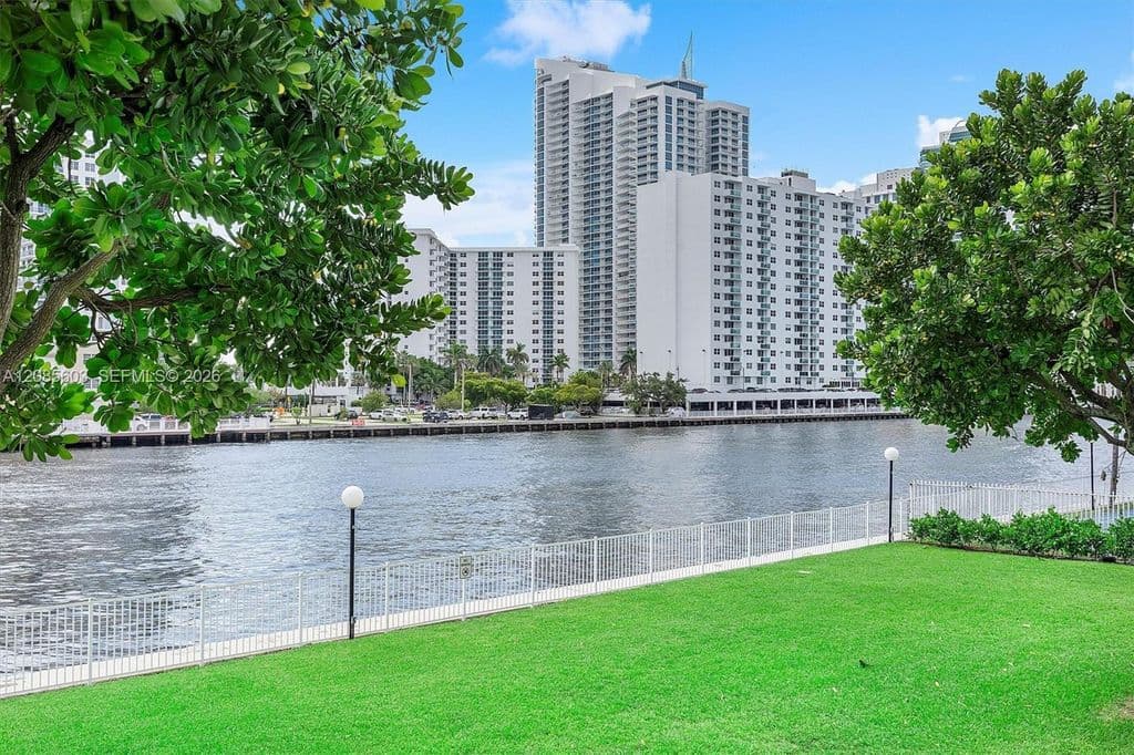 2+1 Condo — 1000 Parkview Dr APT 220