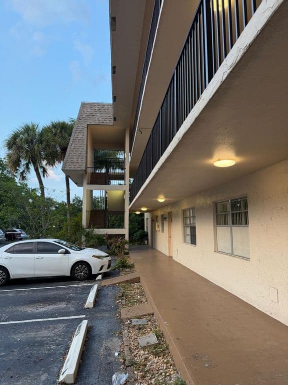2+1 Condo — 615 S State Road 7 #1d