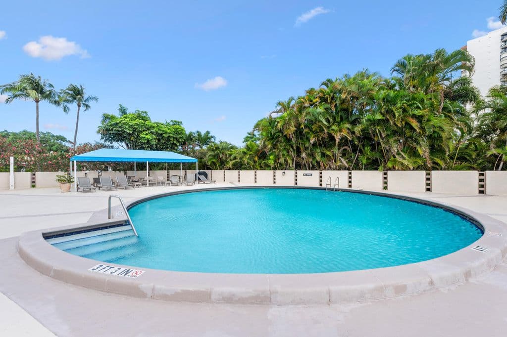 2-bedroom Condo — 2400 Presidential Way #1006