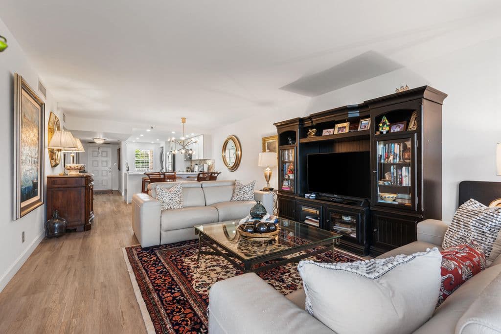 2-bedroom Condo — 3499 Oaks Way #407