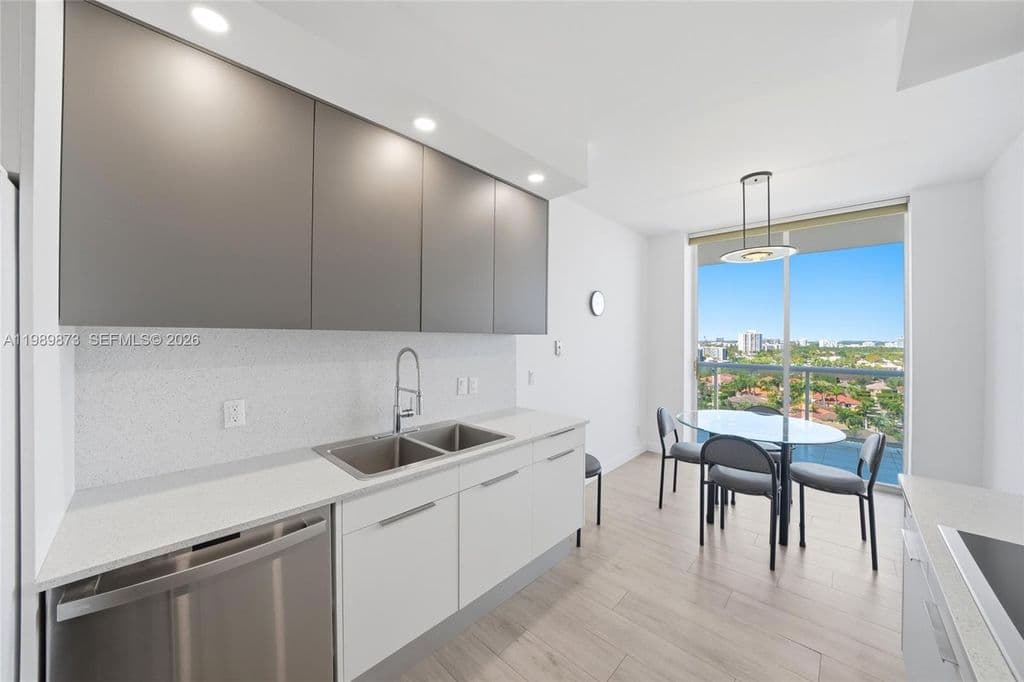 3+1 Condo — 3801 NE 207th St APT 1203