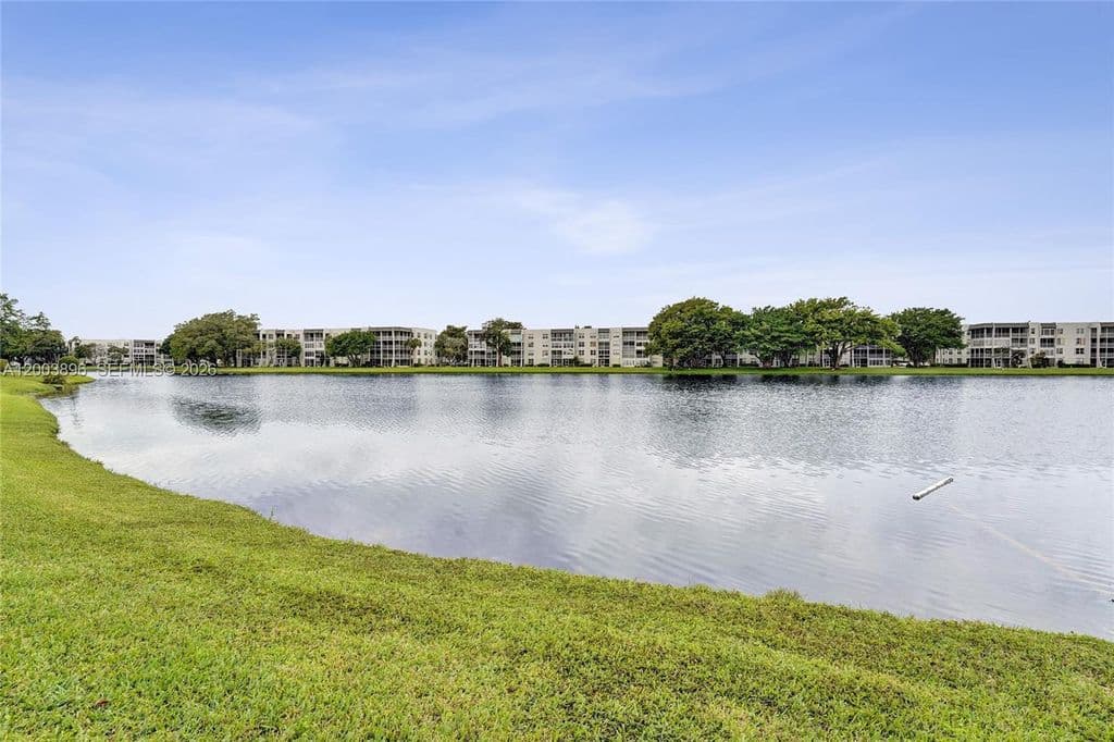2-bedroom Condo — 1530 Whitehall Dr APT 302