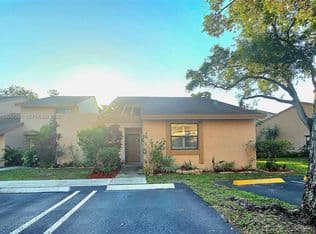 2+1 Townhouse — 19 Chestnut Cir, Cooper City, 33026