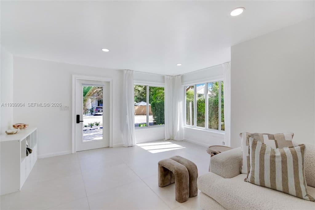 2+1 Müstakil ev — 617 SW 5th Ave