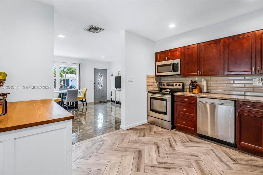 3+1 Müstakil ev — 7211 NW 76th St