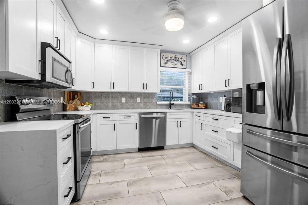3-bedroom Single-Family Home — 899 E Country Club Cir