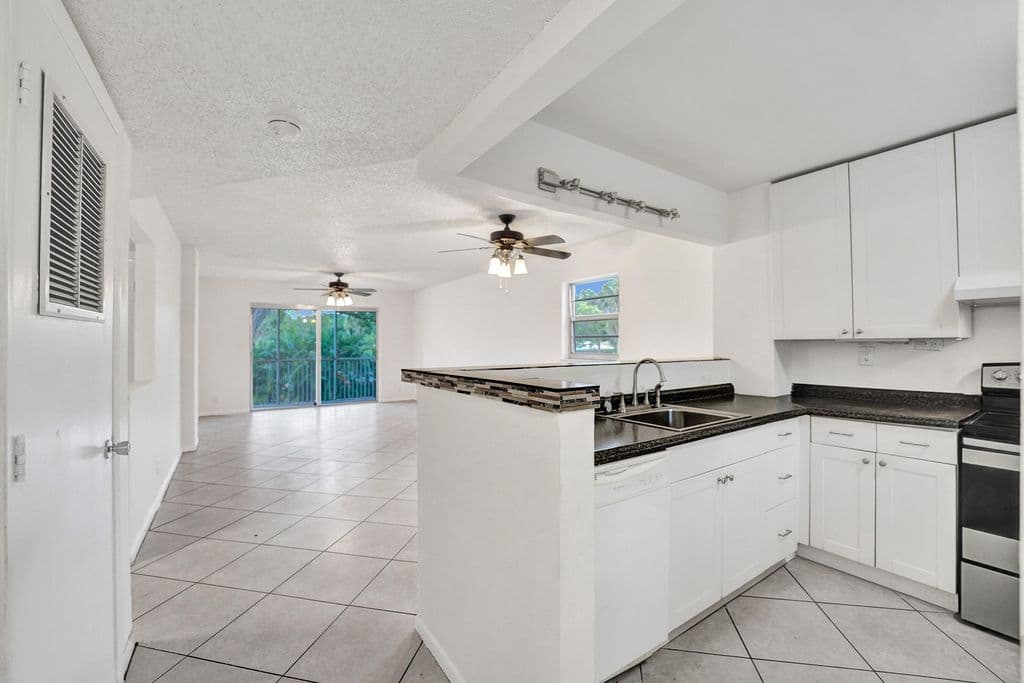 2+1 Condo — 1100 NW 87th Avenue #208