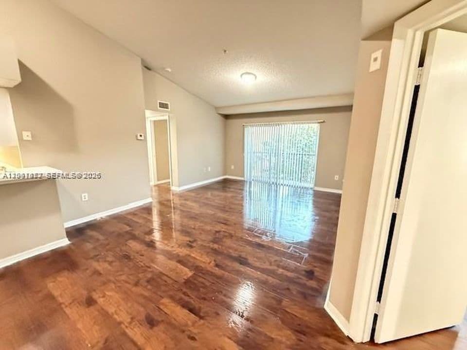 3-bedroom Condo — 4167 N Haverhill Rd APT 1113