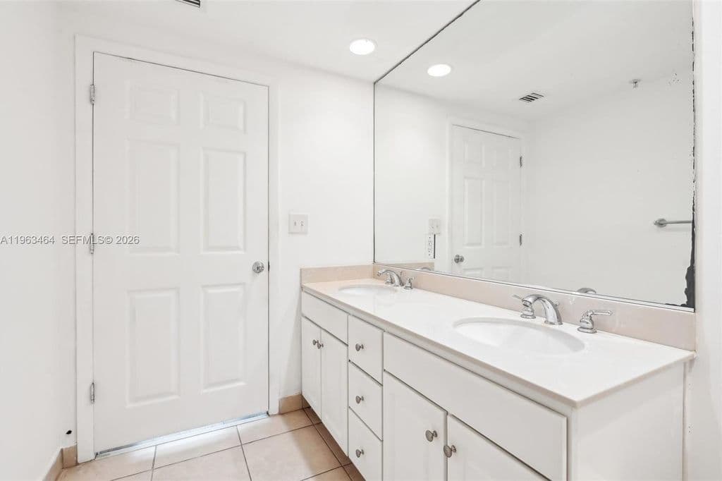 2-bedroom Property — 2000 N Bayshore Dr APT 304