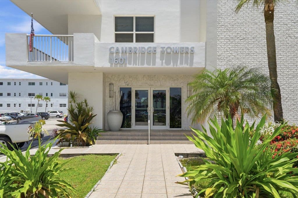 2+1 Condo — 1601 S Ocean Drive #506