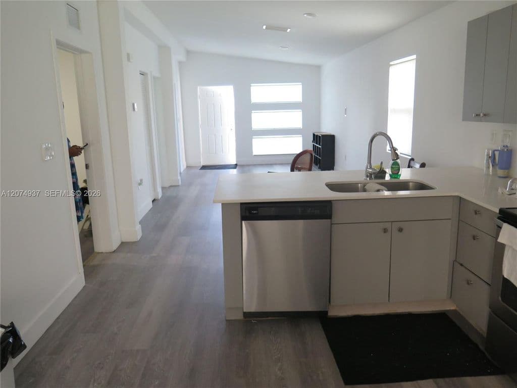 6+1 Mülk — 2290 SW 58th Ave