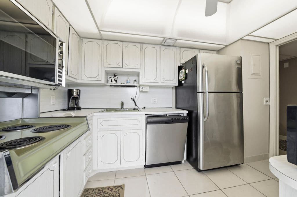 2-bedroom Condo — 3100 N Palm Aire Drive #208