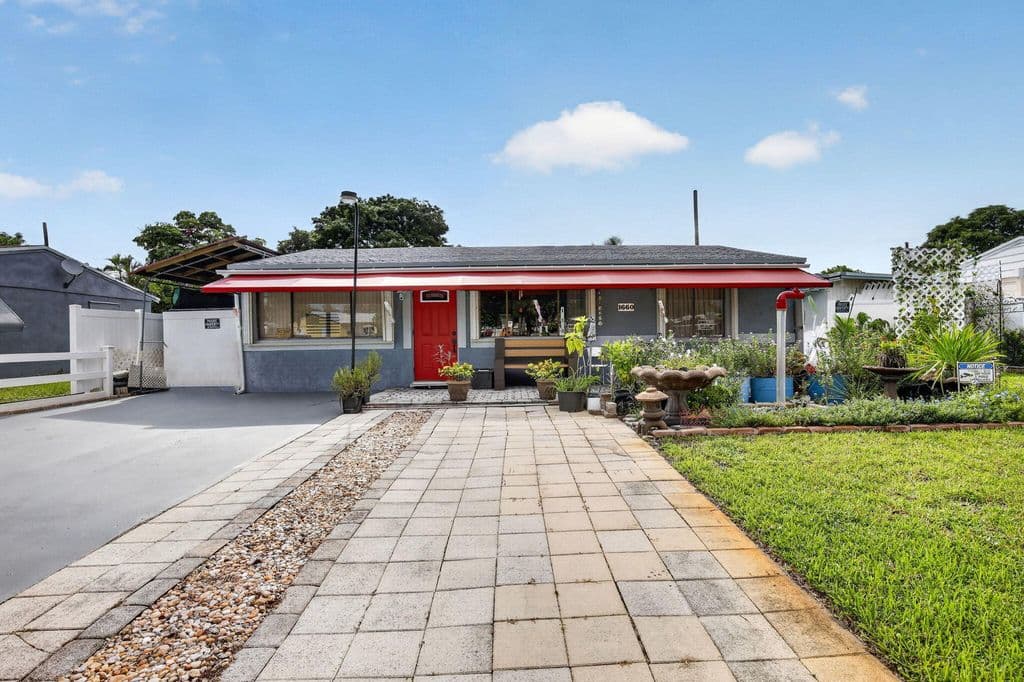 3-bedroom Single-Family Home — 1660 SW 48TH Avenue