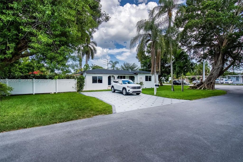 3+1 Müstakil ev — 13501 NE Miami Ct