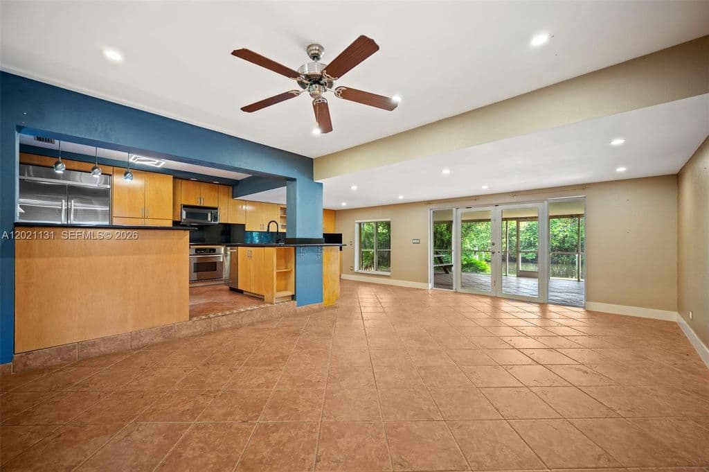 4-bedroom Single-Family Home — 4512 SW 37th Ave
